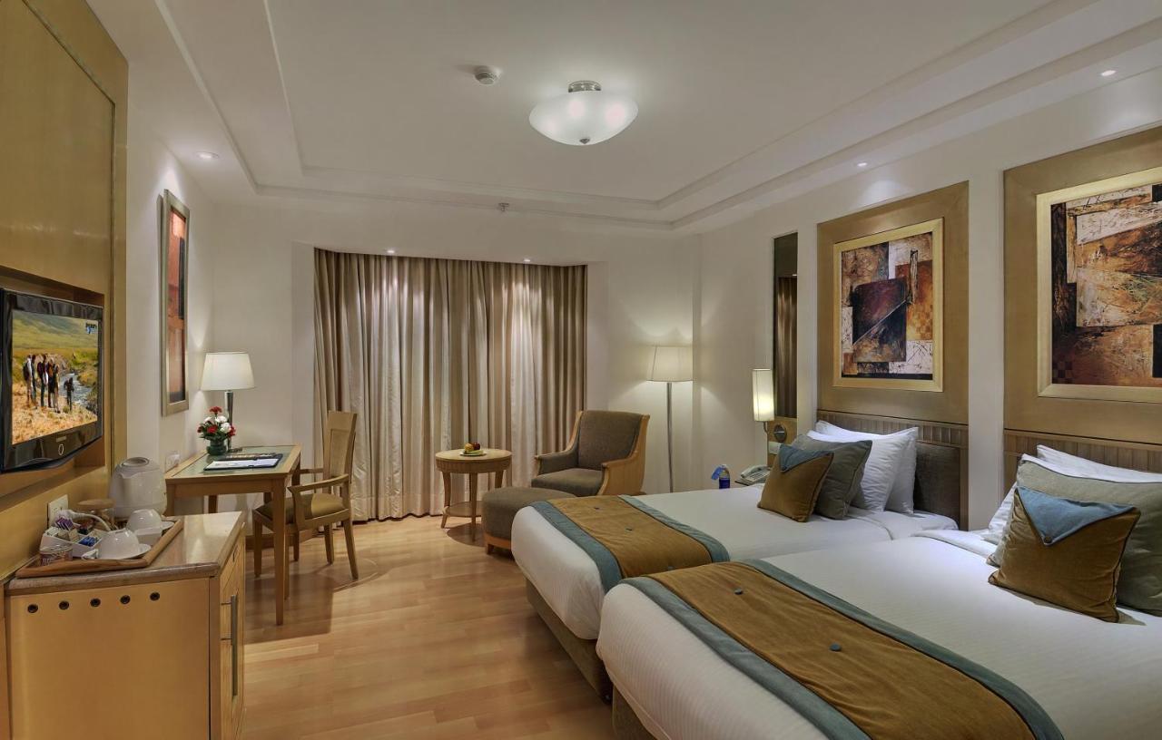 Inde Hotel Vista Woods Huda City Centre, Gurgaon Bagian luar foto