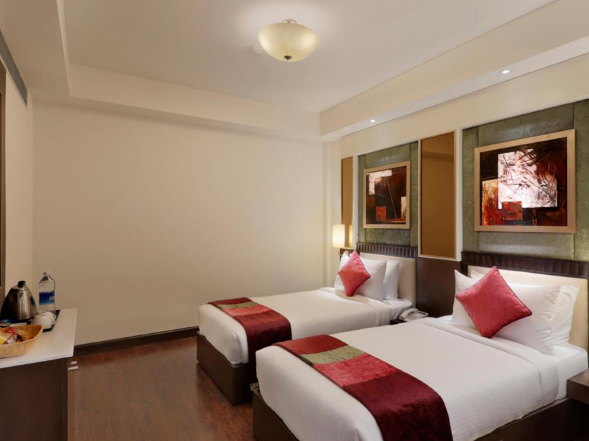 Inde Hotel Vista Woods Huda City Centre, Gurgaon Bagian luar foto