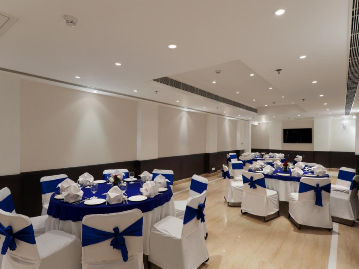 Inde Hotel Vista Woods Huda City Centre, Gurgaon Bagian luar foto
