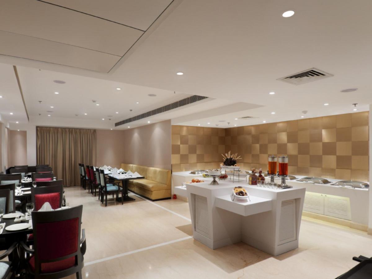 Inde Hotel Vista Woods Huda City Centre, Gurgaon Bagian luar foto