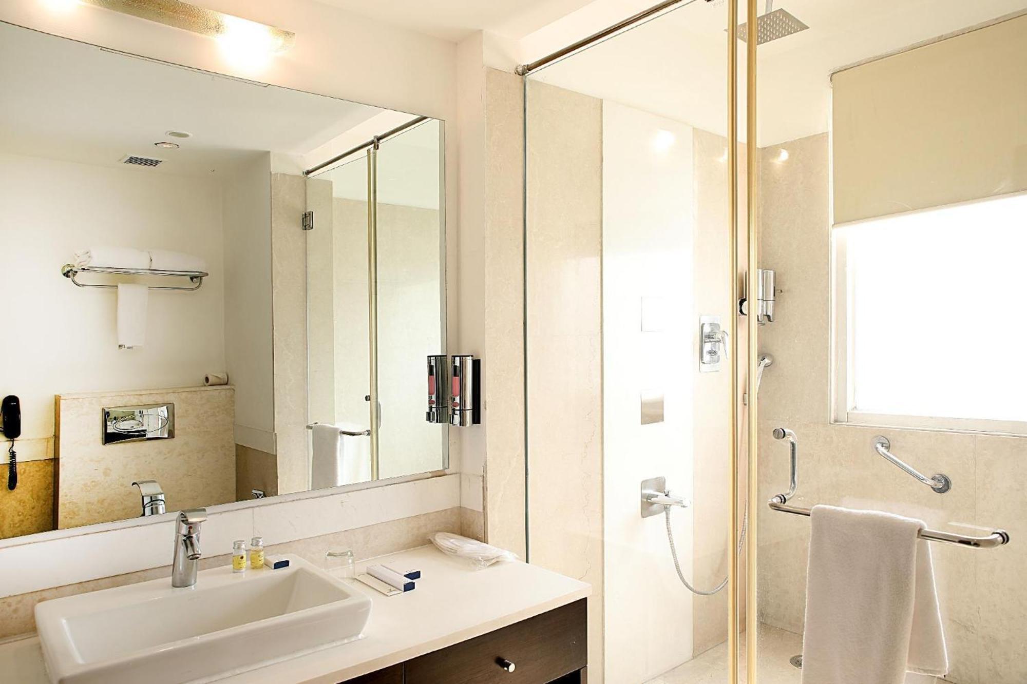 Inde Hotel Vista Woods Huda City Centre, Gurgaon Bagian luar foto