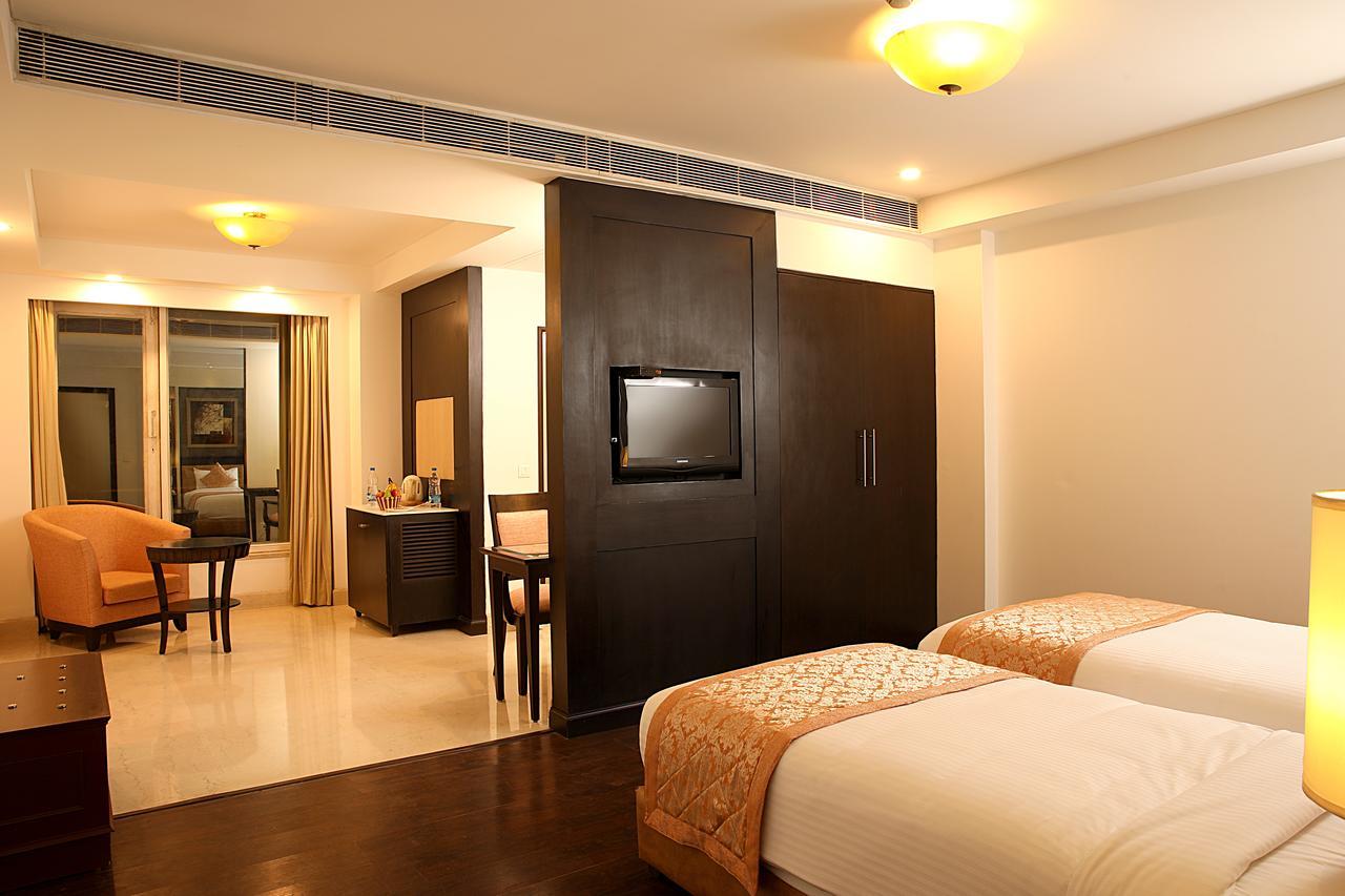 Inde Hotel Vista Woods Huda City Centre, Gurgaon Bagian luar foto