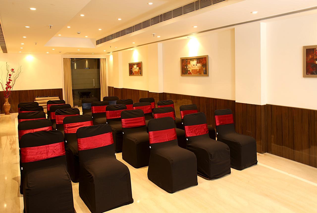 Inde Hotel Vista Woods Huda City Centre, Gurgaon Bagian luar foto