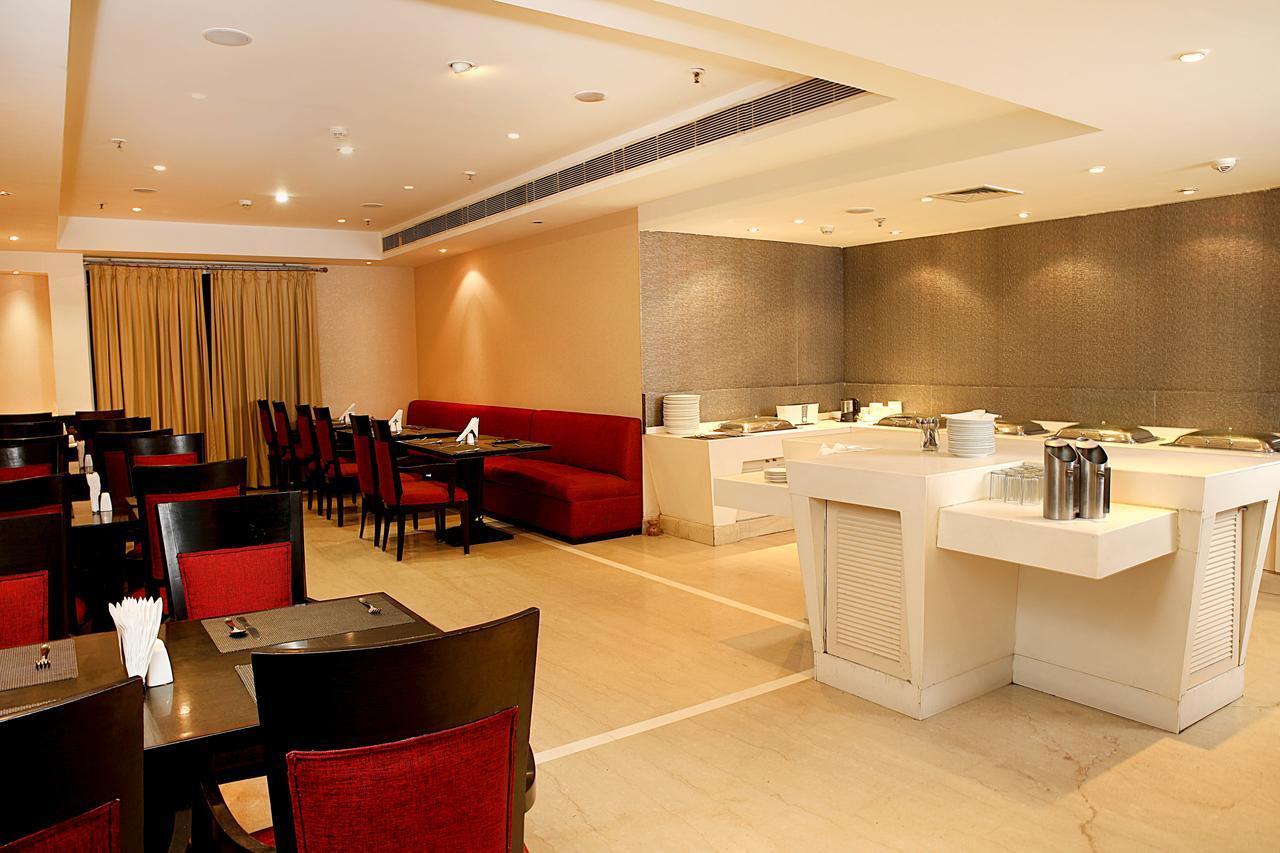 Inde Hotel Vista Woods Huda City Centre, Gurgaon Bagian luar foto