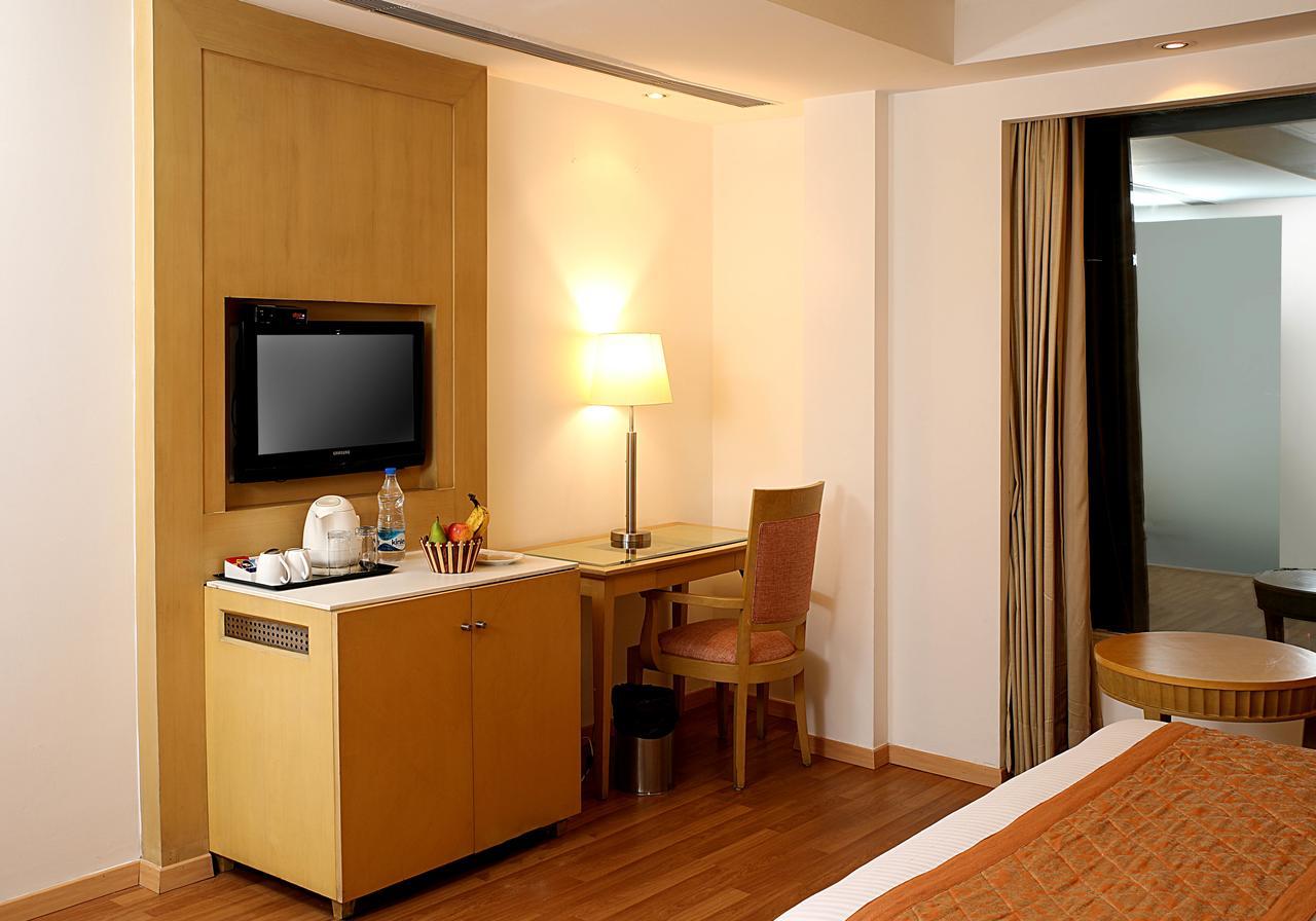 Inde Hotel Vista Woods Huda City Centre, Gurgaon Bagian luar foto