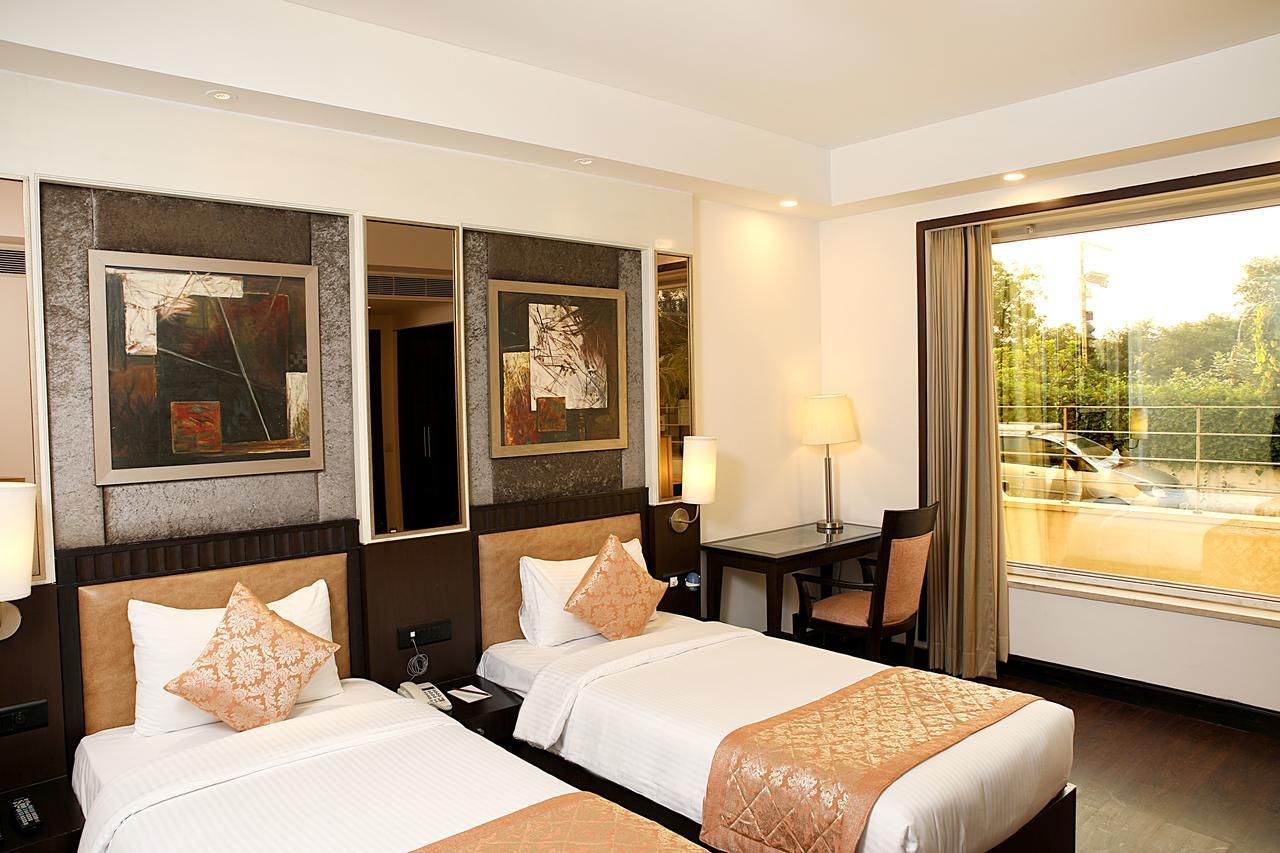 Inde Hotel Vista Woods Huda City Centre, Gurgaon Bagian luar foto