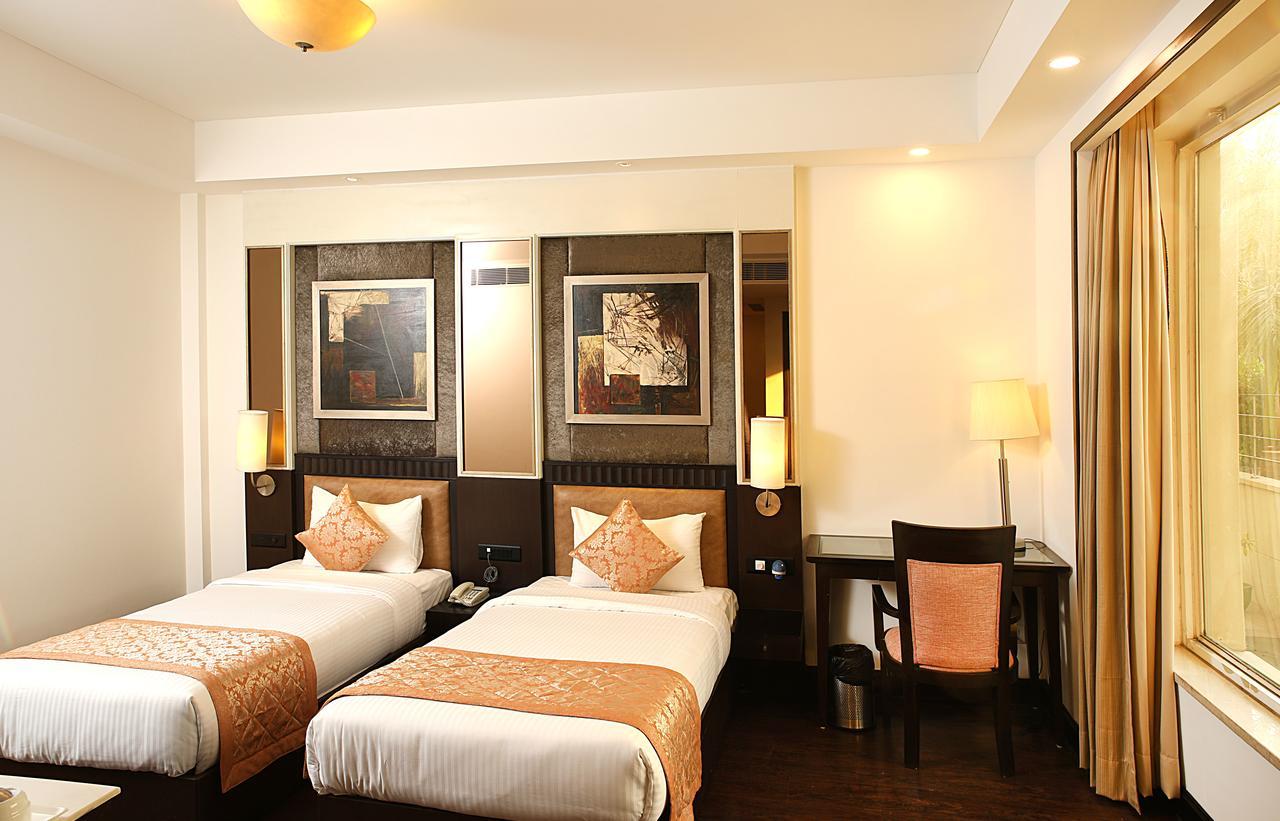 Inde Hotel Vista Woods Huda City Centre, Gurgaon Bagian luar foto