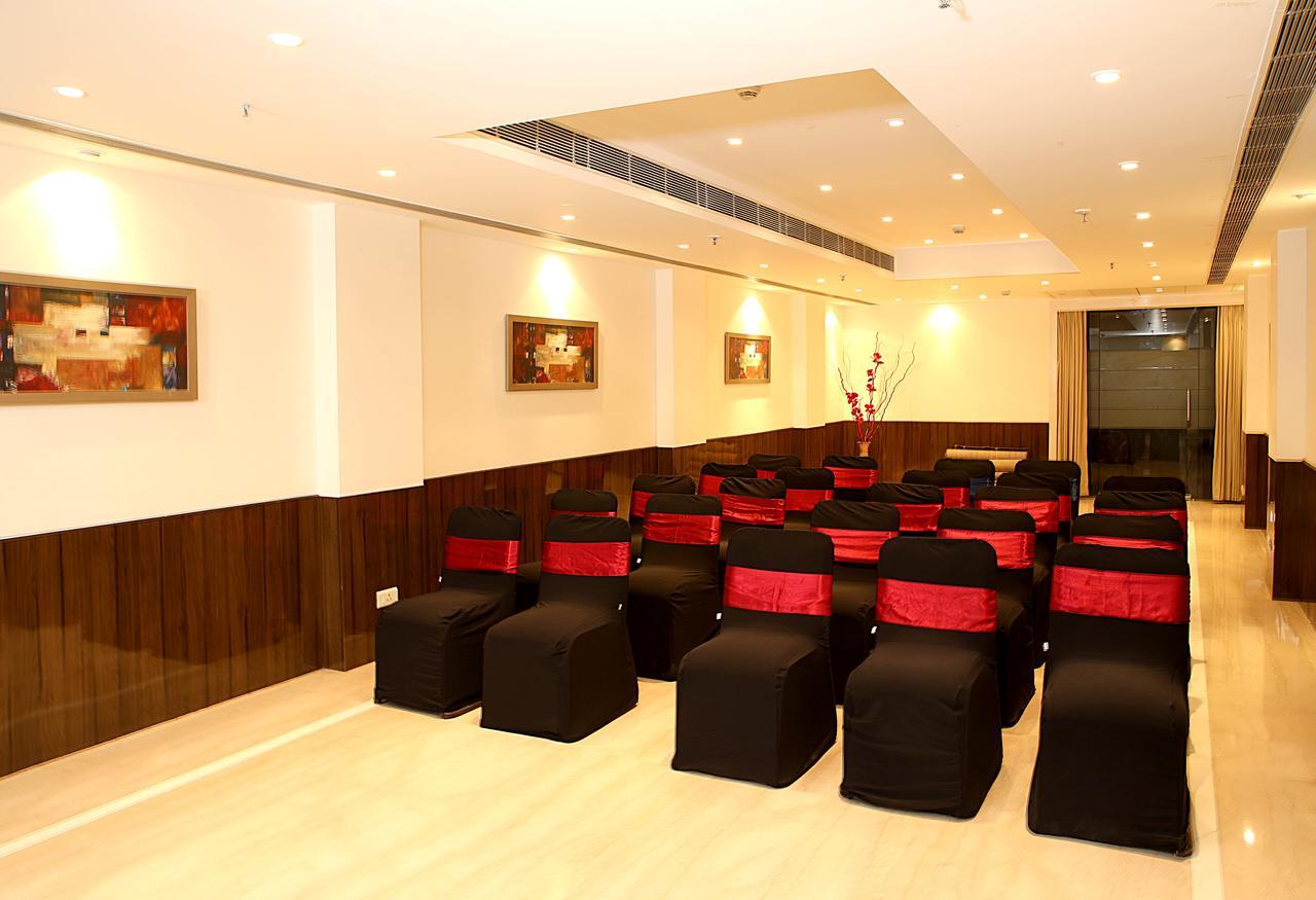 Inde Hotel Vista Woods Huda City Centre, Gurgaon Bagian luar foto