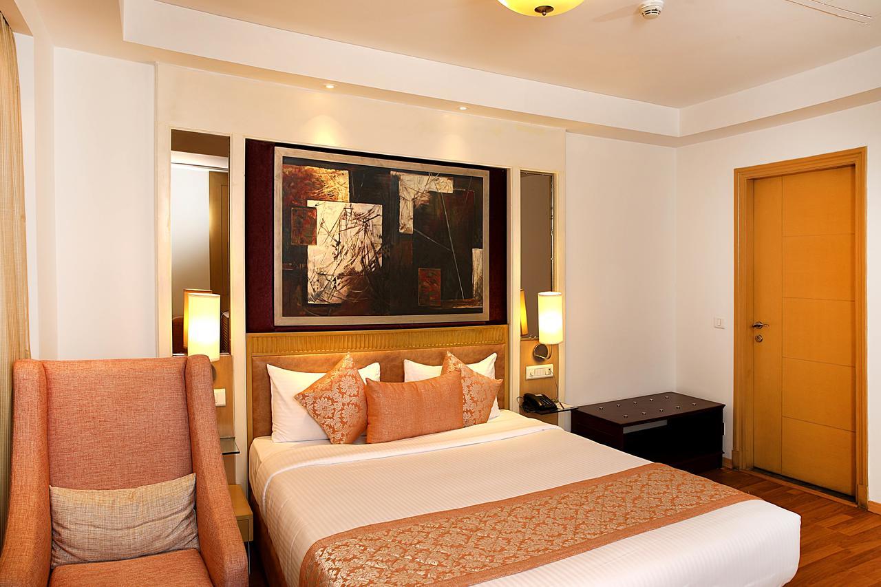 Inde Hotel Vista Woods Huda City Centre, Gurgaon Bagian luar foto