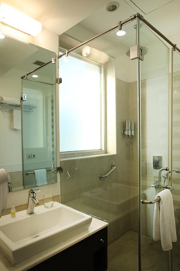 Inde Hotel Vista Woods Huda City Centre, Gurgaon Bagian luar foto