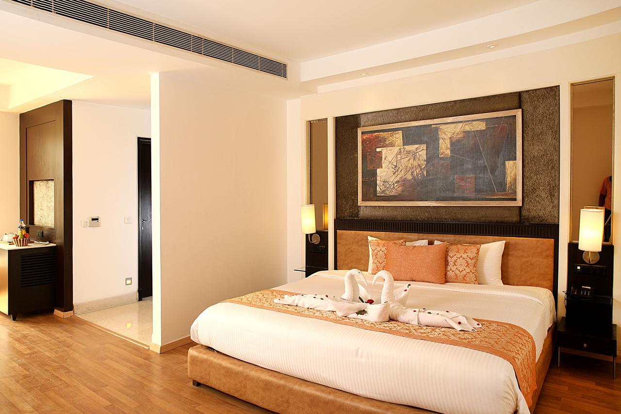 Inde Hotel Vista Woods Huda City Centre, Gurgaon Bagian luar foto