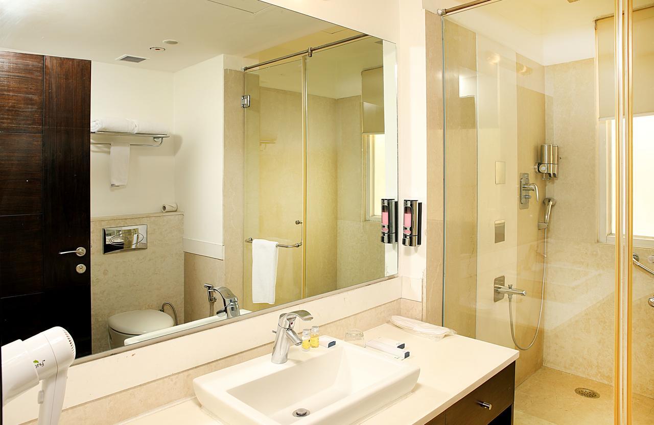 Inde Hotel Vista Woods Huda City Centre, Gurgaon Bagian luar foto