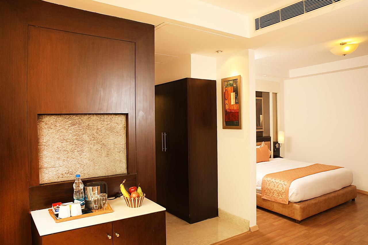 Inde Hotel Vista Woods Huda City Centre, Gurgaon Bagian luar foto