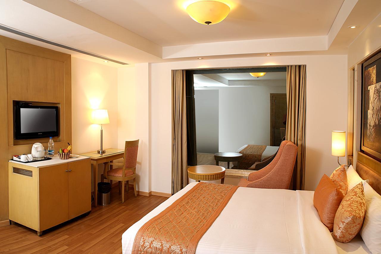 Inde Hotel Vista Woods Huda City Centre, Gurgaon Bagian luar foto