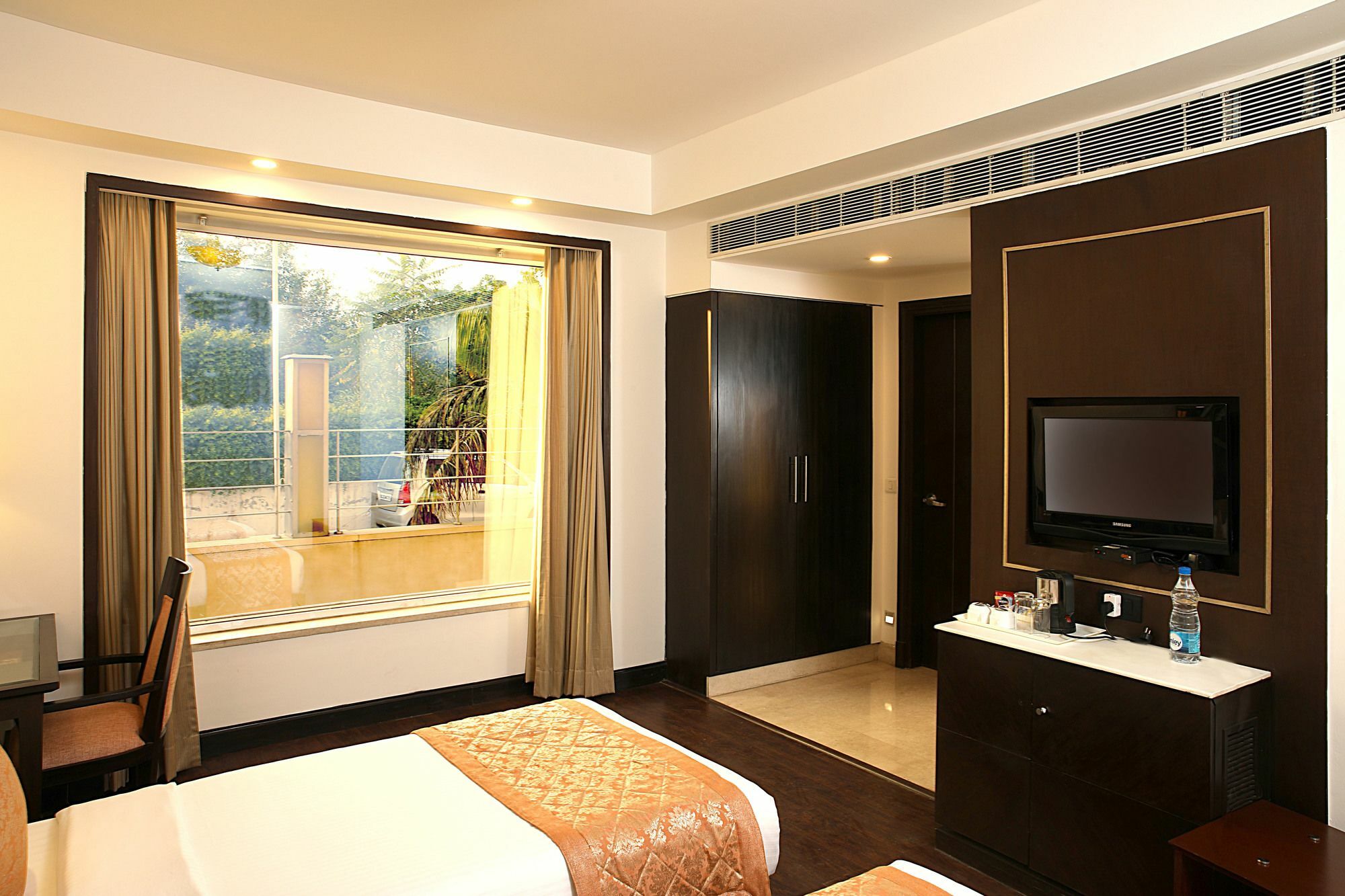 Inde Hotel Vista Woods Huda City Centre, Gurgaon Bagian luar foto
