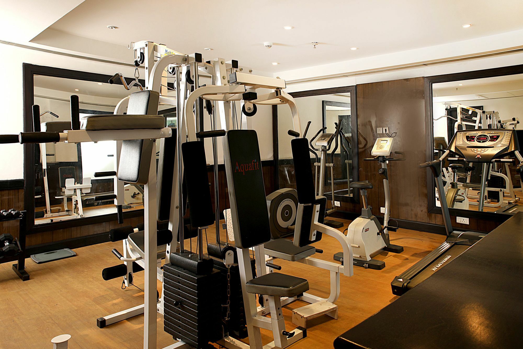 Inde Hotel Vista Woods Huda City Centre, Gurgaon Bagian luar foto
