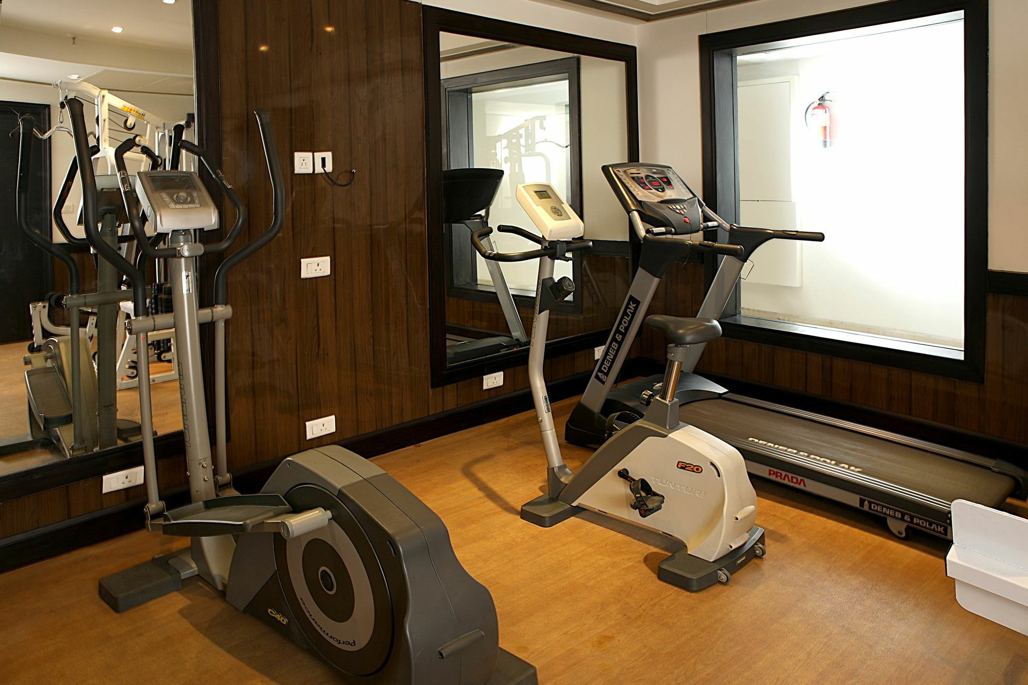 Inde Hotel Vista Woods Huda City Centre, Gurgaon Bagian luar foto