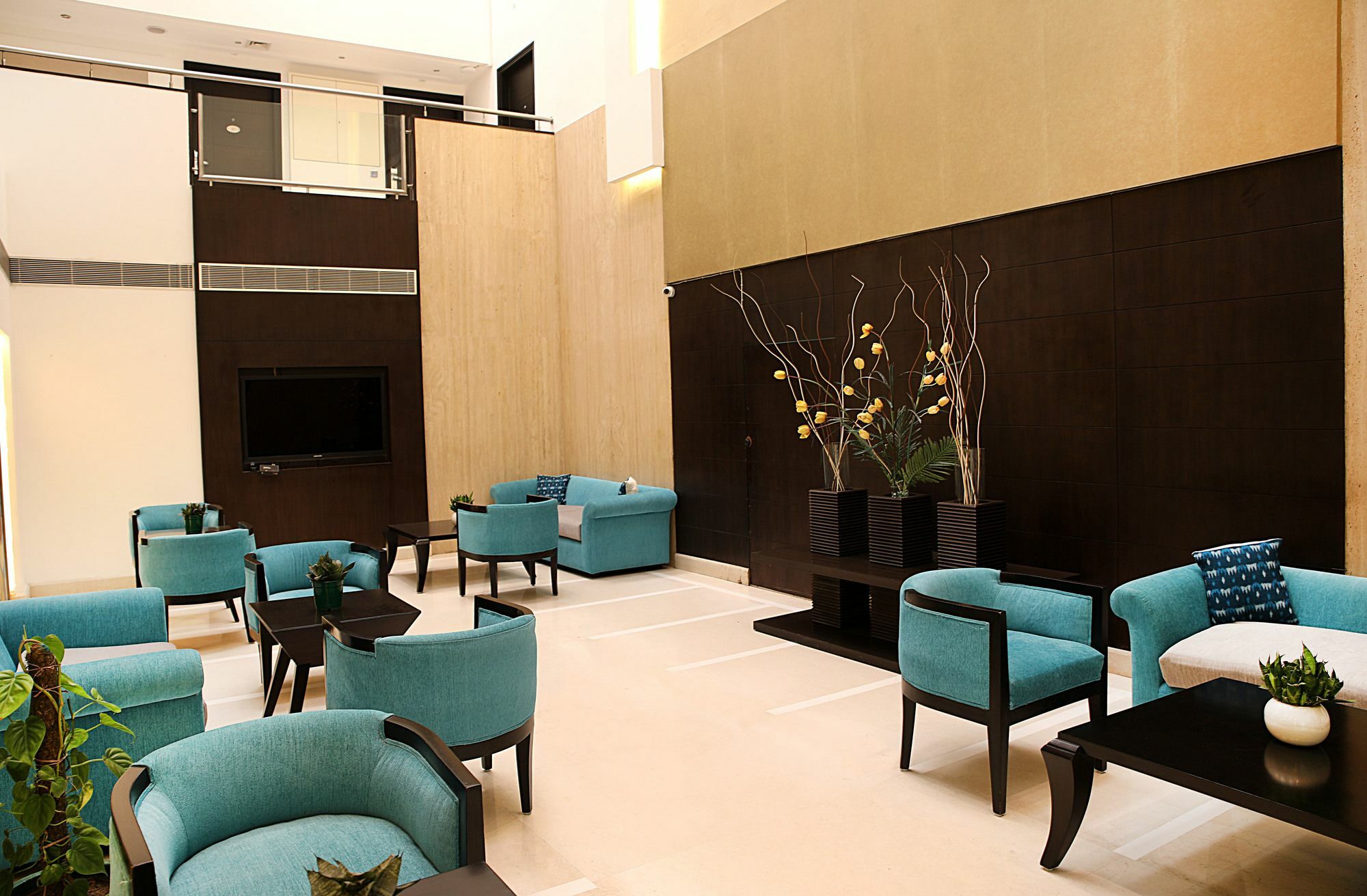 Inde Hotel Vista Woods Huda City Centre, Gurgaon Bagian luar foto