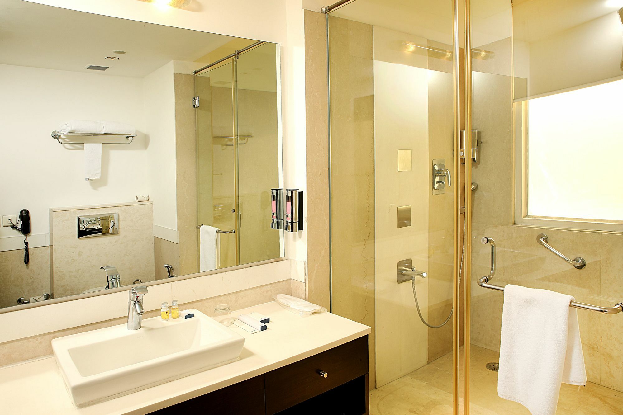 Inde Hotel Vista Woods Huda City Centre, Gurgaon Bagian luar foto