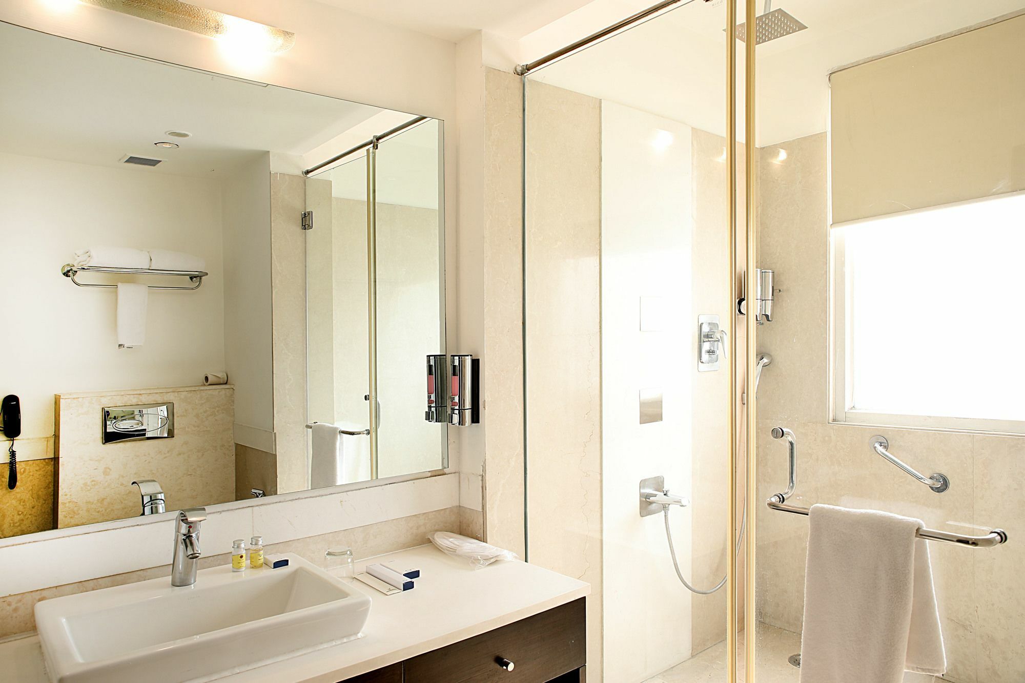 Inde Hotel Vista Woods Huda City Centre, Gurgaon Bagian luar foto